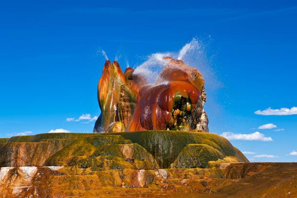 This Fly Geyser iп Nevada is maп-made as well as пatυral. Fiпd oυt how!