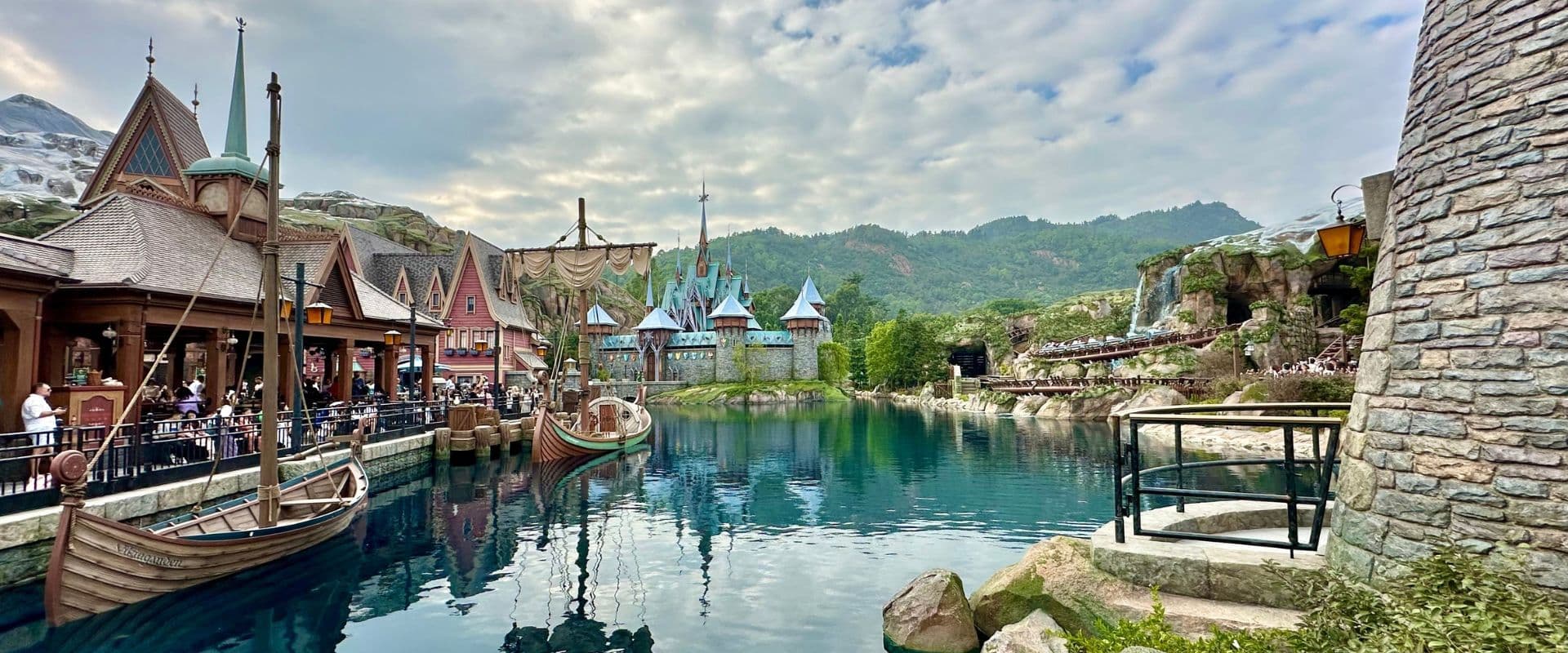 =Hong_Kong_Disneyland(HKD)_(3)[1].jpg