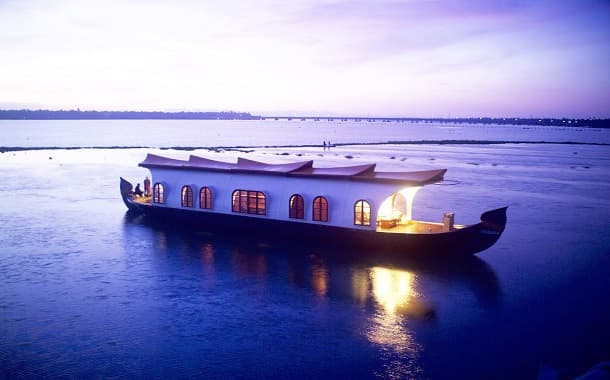 kerala tourist houseboat
